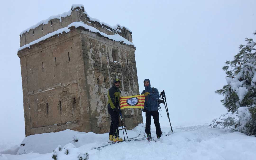 Miembros de La Cordada junto al torreón alcañizano. Foto: La Cordada
