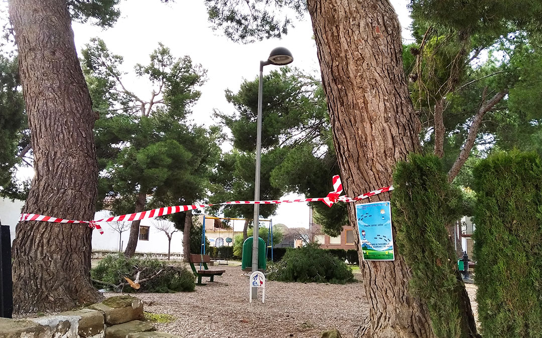 Parque precintado en La Puebla de Híjar. / B. SEVERINO