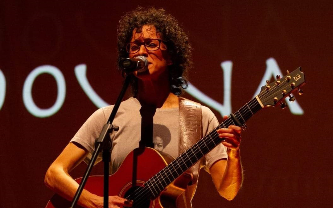 En una actuación en Caspe con su guitarra y sus canciones, faceta artística que desarrolla desde niña y que introduce y combina con teatro en la obra ‘Gregoria’. / Fix Martin-Lagrange - Archivo personal Lydia Vera