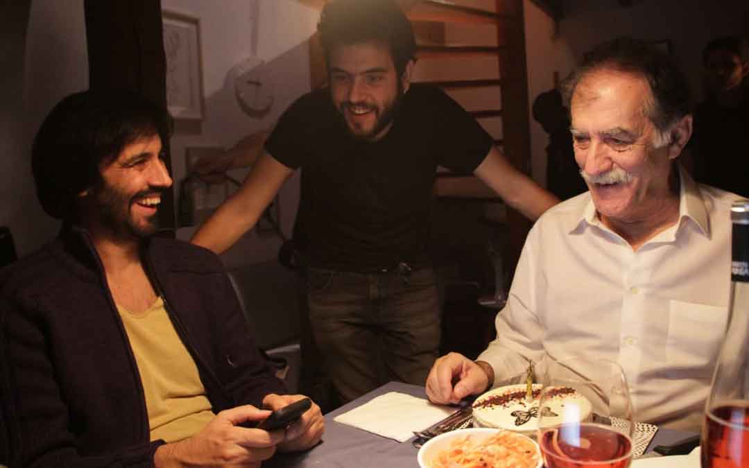 Un momento del rodaje de ‘Gastos incluidos’. Javier Macipe, en el centro, hablando con los actores Roberto Cabrera (dcha.) y Ramón Barea (izda.). / EL PEZ AMARILLO