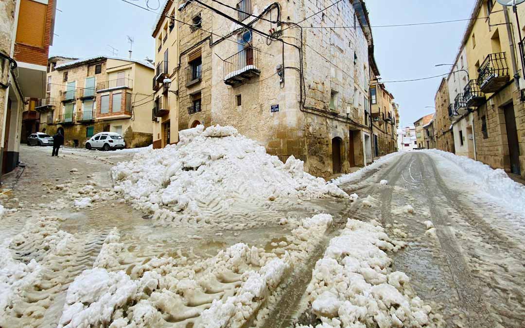 La colaboración vecinal facilitó que el consistorio pudiese acometer la limpieza de las calles del casco urbano de Mazaleón. FOTO: Jorge Viver.