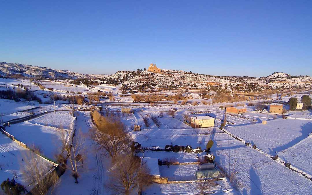 La localidad de Mazaleón vivió la nevada más importante en décadas. Se trata del municipio situado a menor altitud de toda la comarca del Matarraña y en sus calles se llegaron a acumular hasta 60 centímetros. FOTO: Jorge Viver.