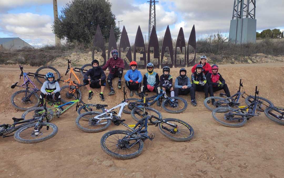 Miembros del colectivo Loose Riders Teruel con sus bicicletas en el bike park de Alcañiz. Foto: J.T.