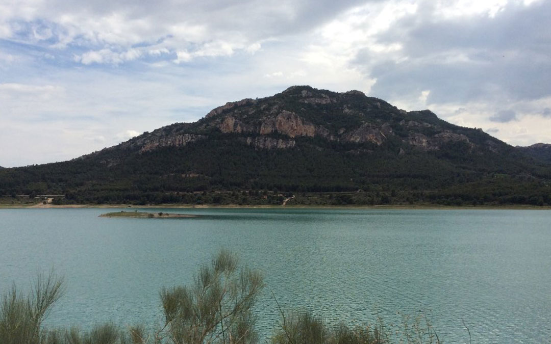 El Cerro del Tolocha. A sus pies el embalse de Calanda. Foto: L.C.