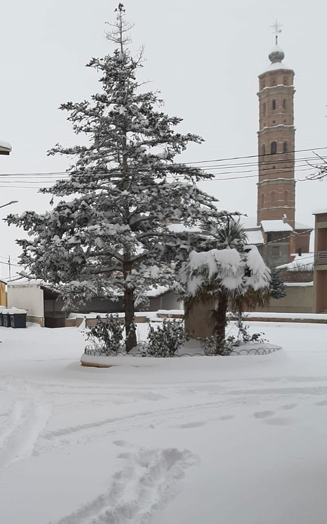 Muniesa nevada, con su torre al fondo./ Yolanda Artal