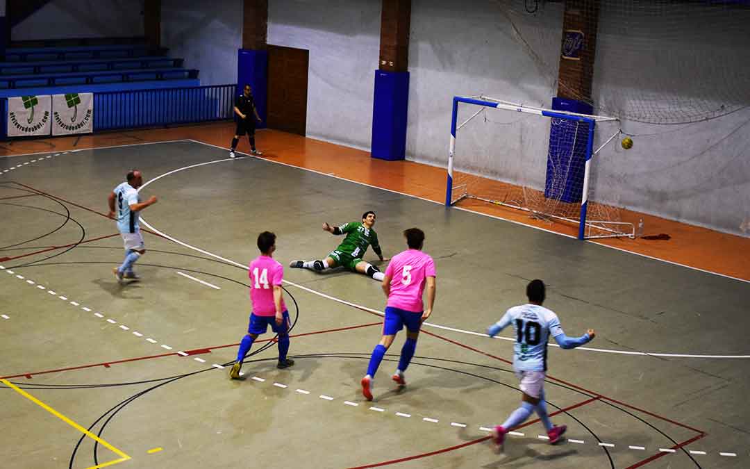 Tercer gol del Caspe de penalti, del jugador caspolino David Bernad Carrillo, en el pabellón Manuel Barriendos. Imagen. L.Q.V.