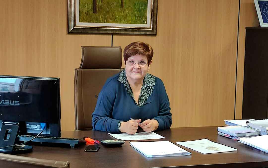 Pilar Mustieles trabajando en su despacho del Ayuntamiento de Caspe.