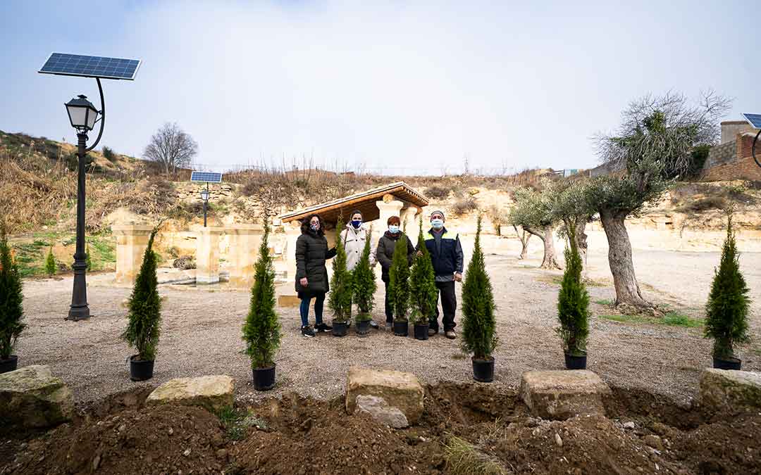 El martes se replantaron algunos árboles en la Fuente de los Chorros de Caspe./ Imagen: APEC