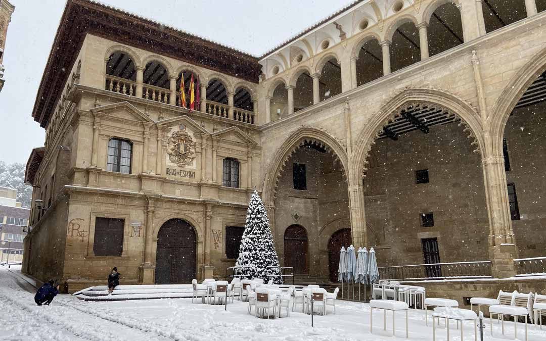 Unos jóvenes se sacan fotos en la Plaza España de Alcañiz en la mañana del sábado./ A.M.