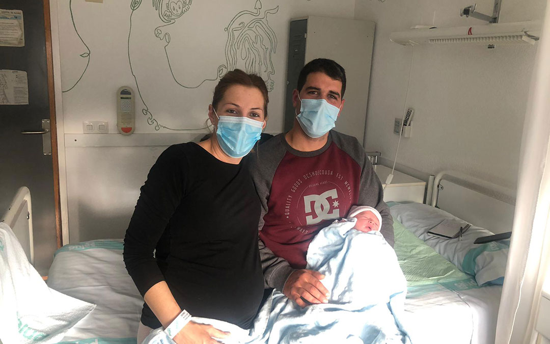 Nicolás Andreu en brazos de sus padres este viernes por la mañana./ L. C.