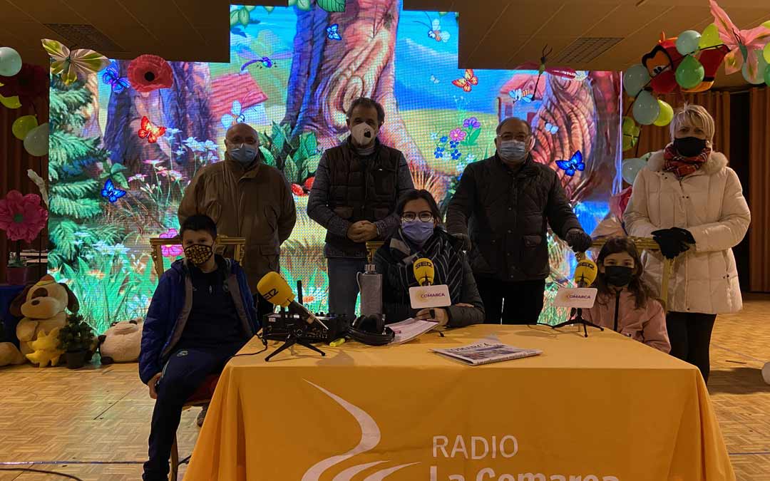 Invitados al programa especial emitido desde la nave de fiestas de Utrillas./ L.C.