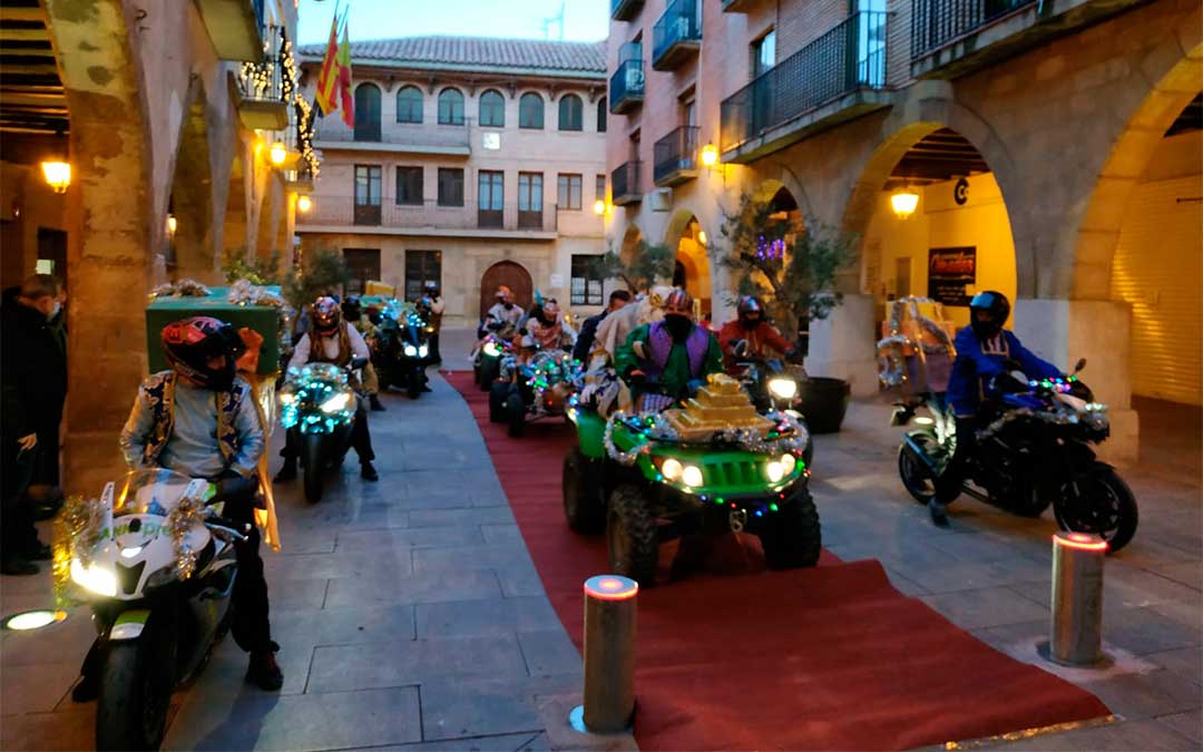 En Alcorisa Sus Majestades de Oriente recorrieron las calles sobre cuatro ruedas./ Ayto. de Alcorisa