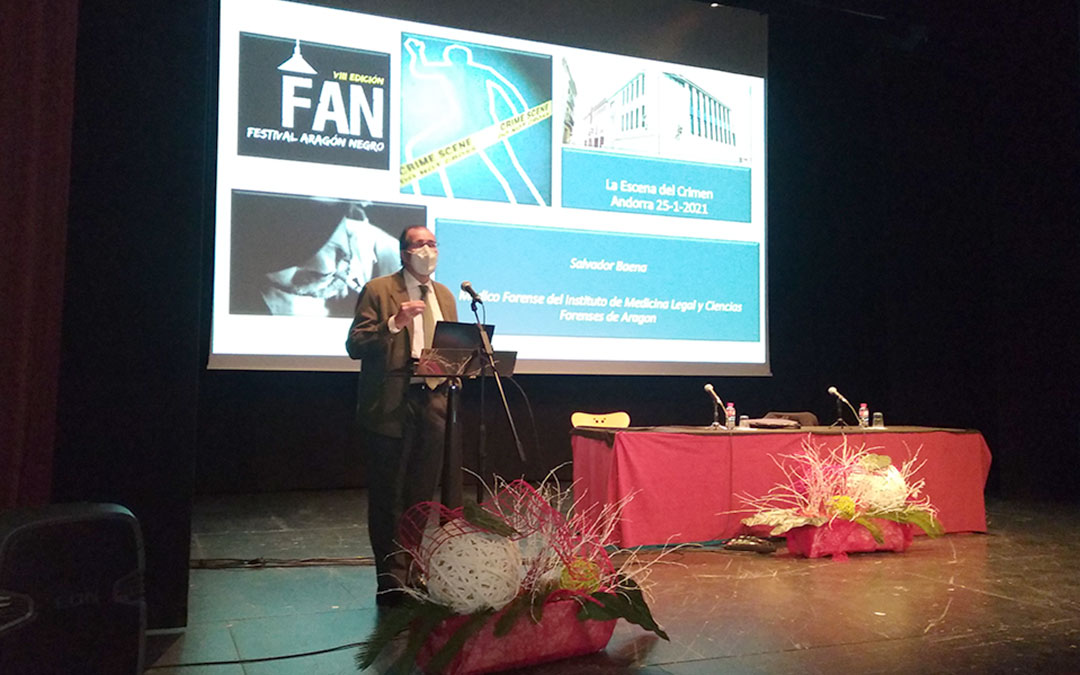 Salvador Baena, médico forense del IMLA, durante su intervención en el Festival Aragón Negro este lunes en Andorra./ Ayto. Andorra