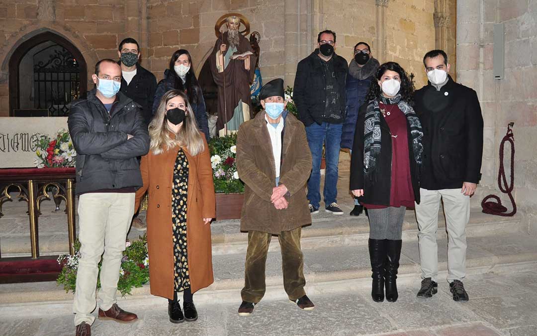 Los mayordomos han sido los encargados de organizar una fiesta en la que Don José Serrat, "El Bicho" ha pronunciado los tradicionales dichos a San Antón.