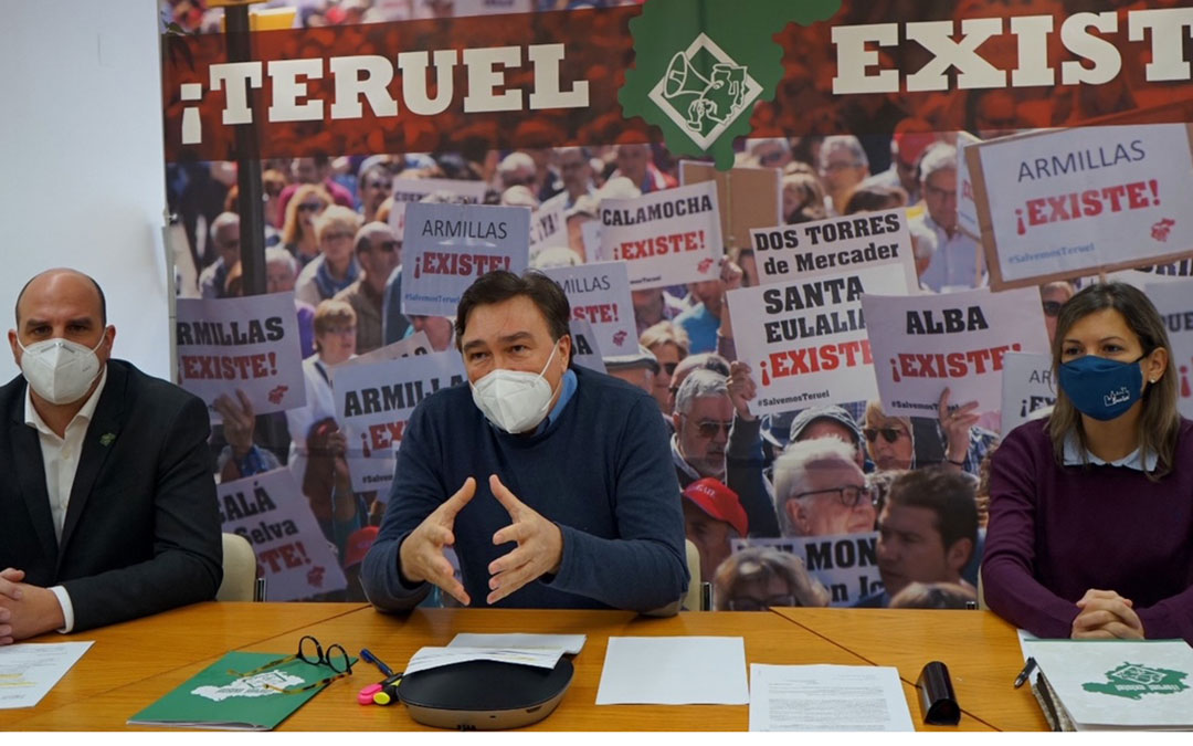 Guitarte entre los senadores de Teruel Existe este martes en rueda de prensa. / T.E.