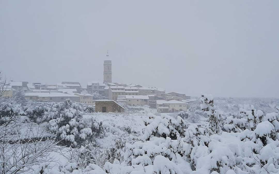 Panorámica del Torre del Compte, cubierto de nieve este sábado./