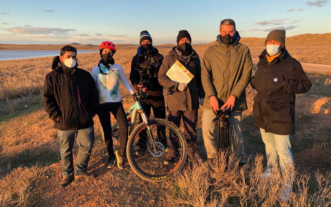 El diputado de Turismo de la DPT, Diego Piñeiro, con el equipo del programa 'Senderos del mundo' en el entorno de las Saladas de Alcañiz./ DPT