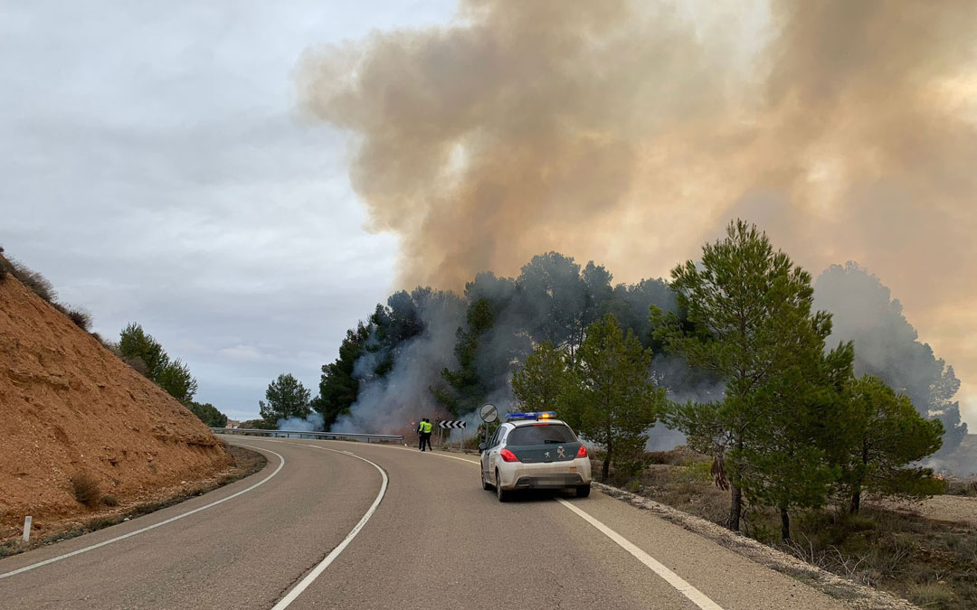 La Guardia Civil, nada más declararse el incendio junto a la carretera entre Albalate y Urrea. / M. Q.
