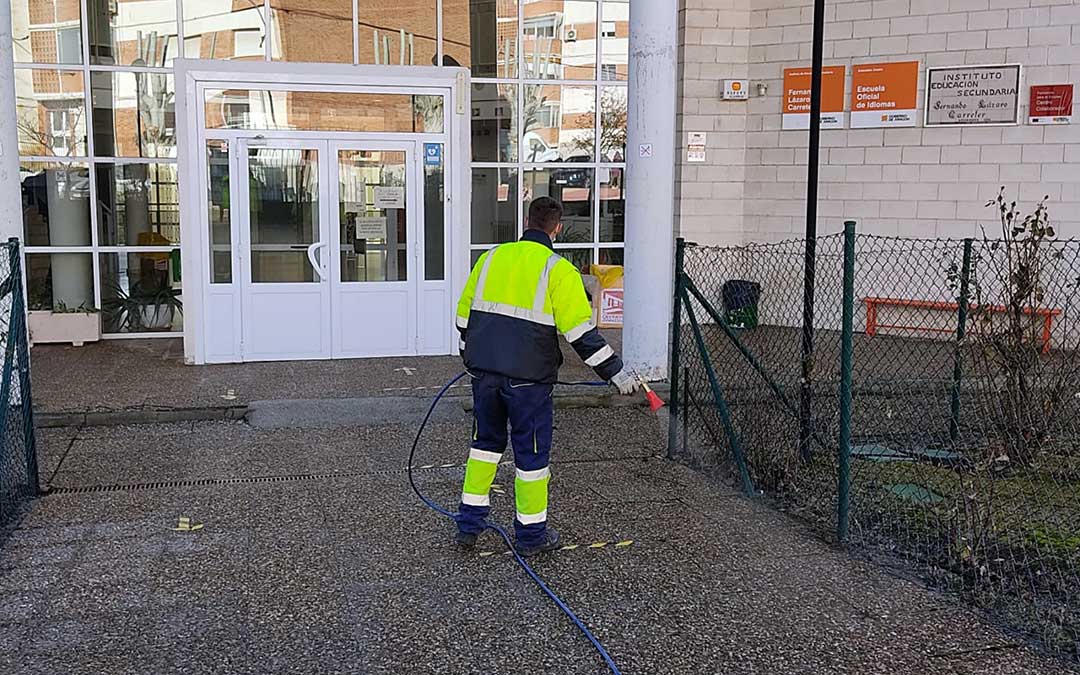 Trabajos de desinfección por parte del Ayuntamiento de Utrillas en las inmediaciones del IES Fernando Lázaro Carreter./ Ayto. Utrillas