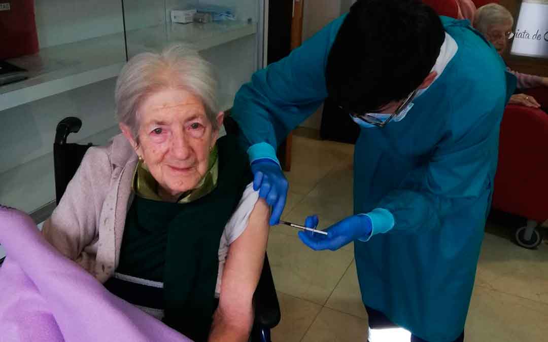 Una residente del Hogar Santa María de Caspe recibiendo la segunda dosis de la vacuna, este miércoles. Imagen: Hogar Sta María