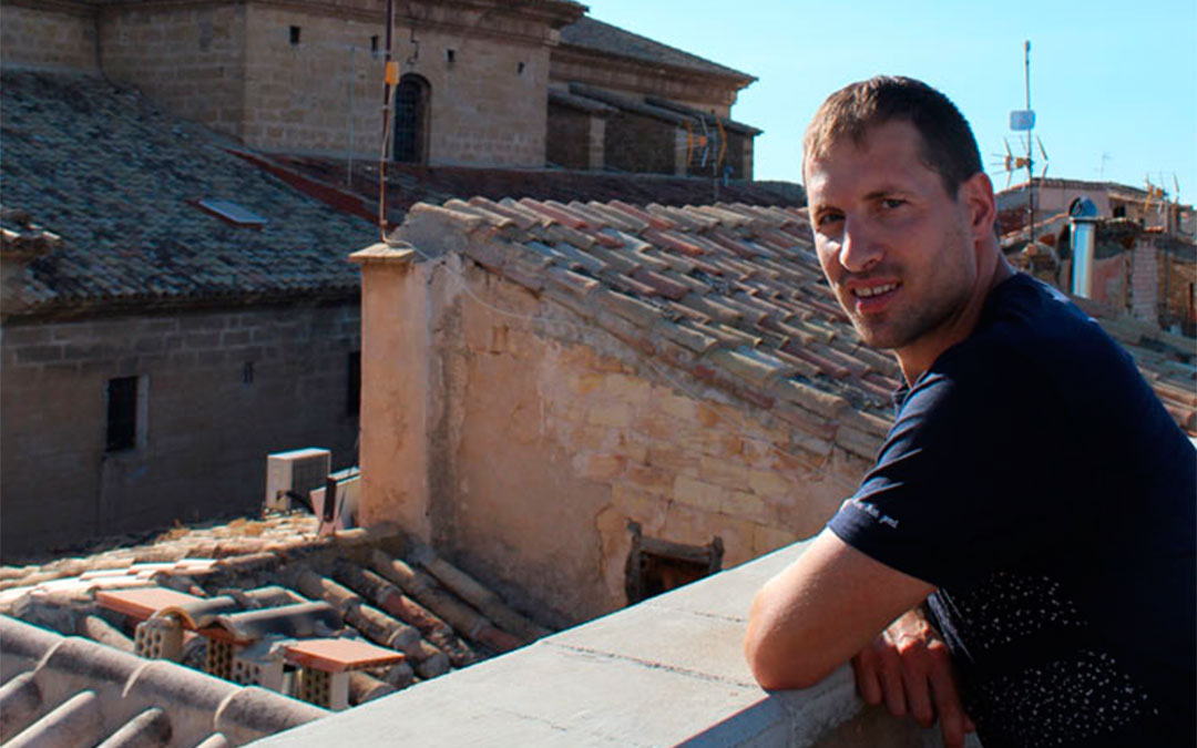 Antolín, en la terraza del Palacio del Barón de Andilla, un alojamiento cuya apertura ha sido un revulsivo para Valdealgorfa. / B. Severino