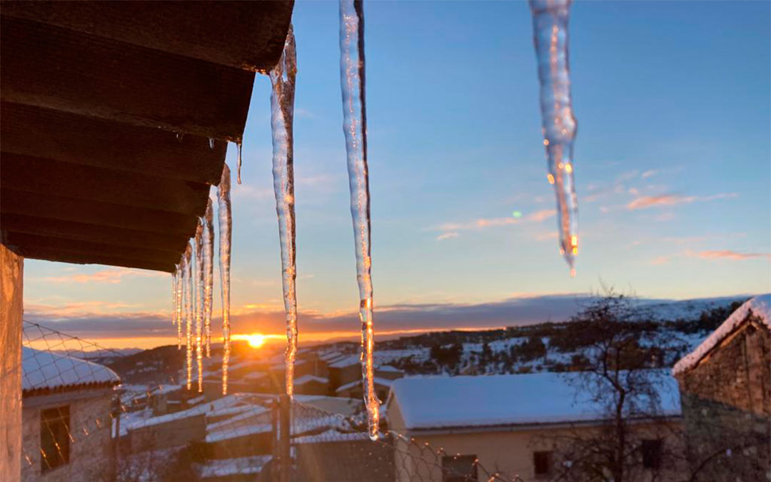 Carámbanos de hielo en los tejados de Valdeltormo./ Ayto. de Valdeltormo