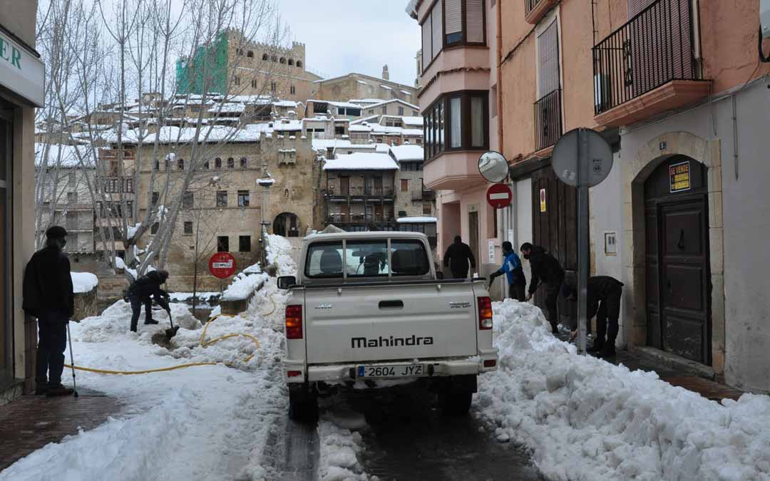 En la capital del Matarraña la brigada municipal y la colaboración de varios vecinos con sus tractores hizo posible la limpieza de buena parte de los viales del casco urbano, además se esparció sal.