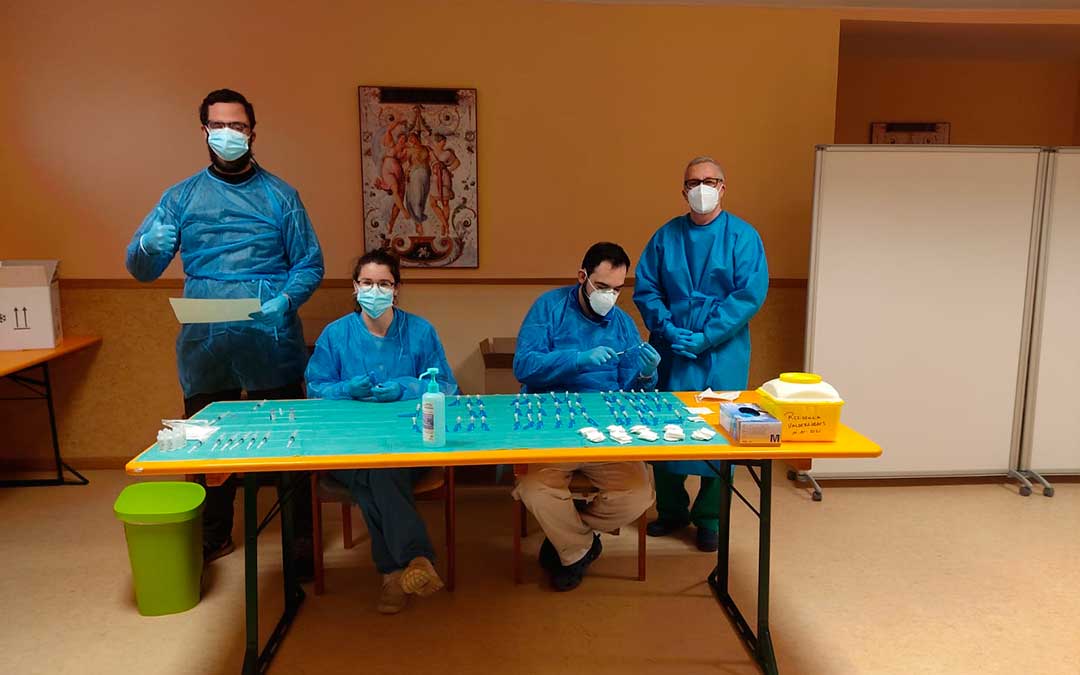El personal sanitario de Valderrobres preparando las segundas dosis de la vacuna. RESIDENCIA VALDERROBRES