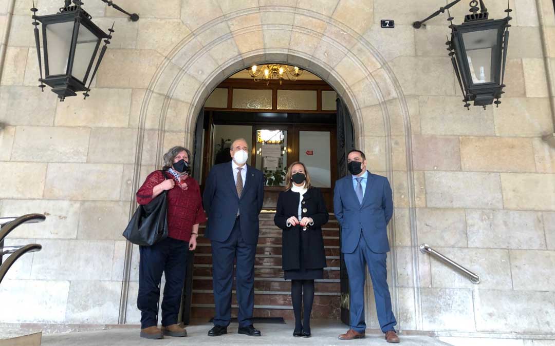 María Ángeles Júlvez, Mayte Pérez, Manuel Rando y Antonio Amador en la puerta de la Diputación de Teruel. Foto. DPT