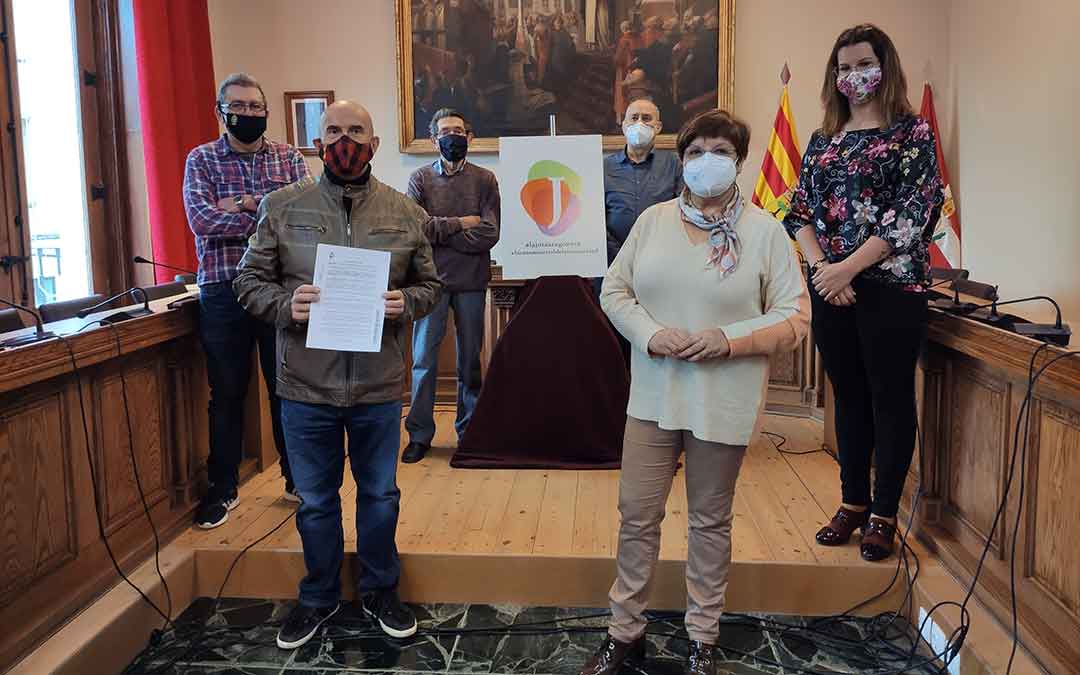 Representantes del Ayuntamiento de Caspe junto con los de la Academia de Jota y de la Rondalla Compromiso.