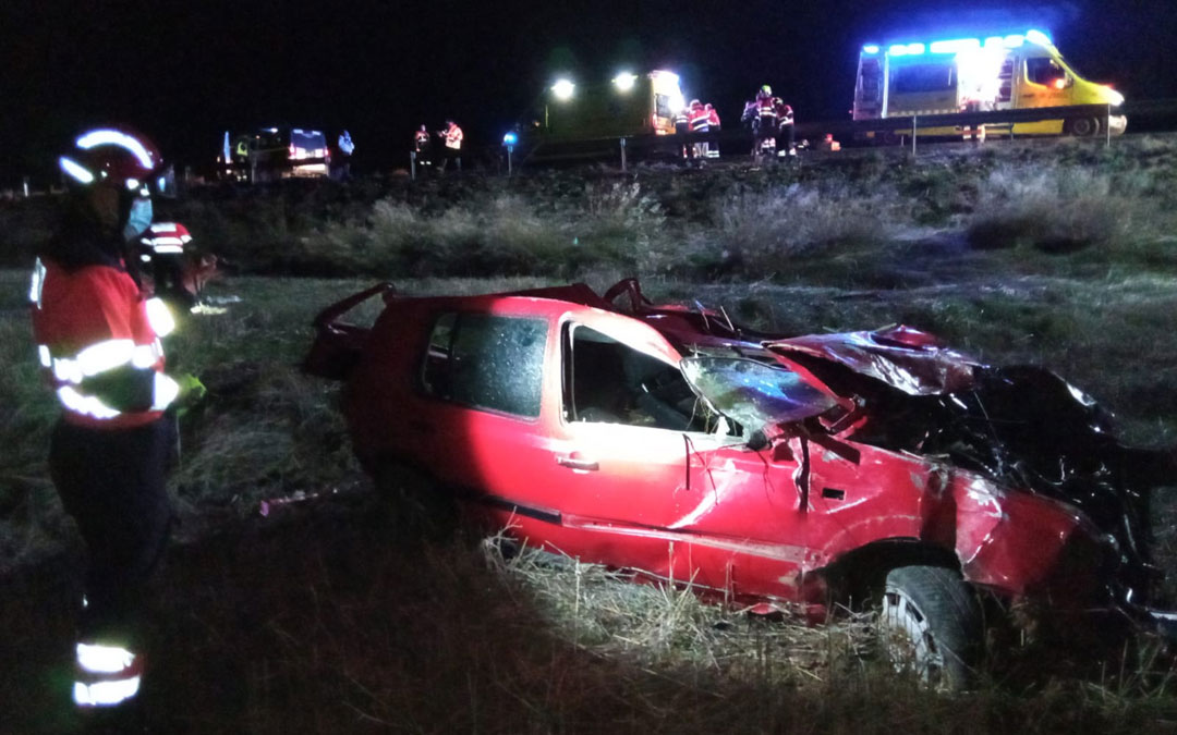 El accidente se ha producido por una salida de vía en la A-1416 / Bomberos de la DPT