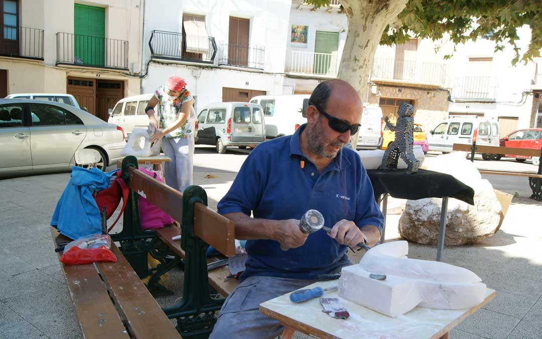 El escultor de Muniesa Simón Domingo, tallando en la plaza del Convento en el Simposio de 2017. / B. Severino