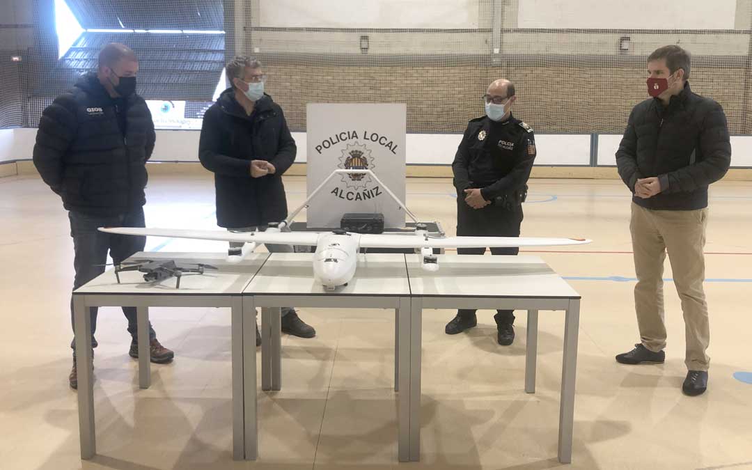Carlos Piazuelo, gerente de la empresa de drones Visual Technologies; el concejal de Seguridad Ciudadana, Kiko Lahoz; el jefe de la Policía Local, Pedro Obón; y el alcalde, Ignacio Urquizu; dando a conocer el dispositivo policial / L. Castel