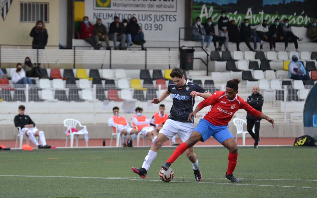 Saúl dejando atrás a su defensor poco antes de conseguir uno de sus dos goles. Foto: J.V.