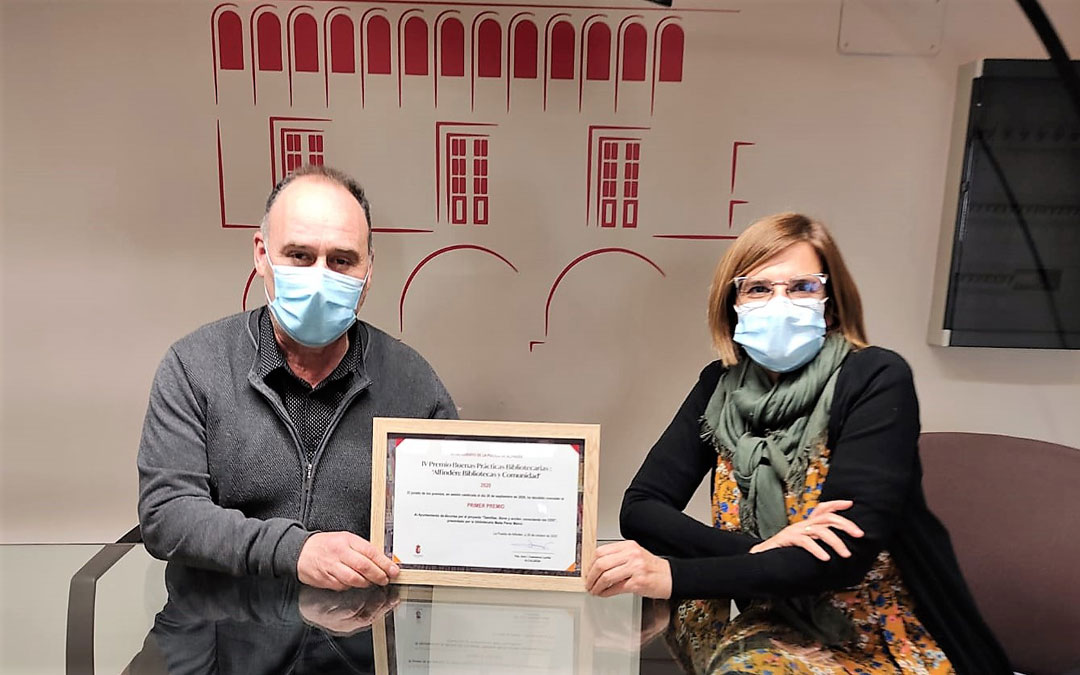 Miguel Iranzo y Maite Pérez, alcalde y bibliotecaria de Alcorisa, con el premio recibido. / Ayto. Alcorisa