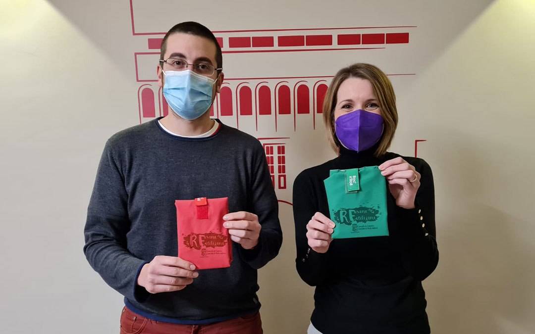 Daniel Palomo y Romina Formento, concejales de Medioambiente y Comercio, muestran los porta bocadillos. / Ayto. Alcorisa