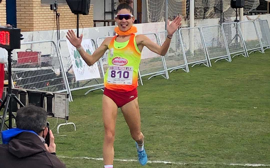 Alicia Pérez entra ganadora en la línea de meta. Foto: F.A.A.