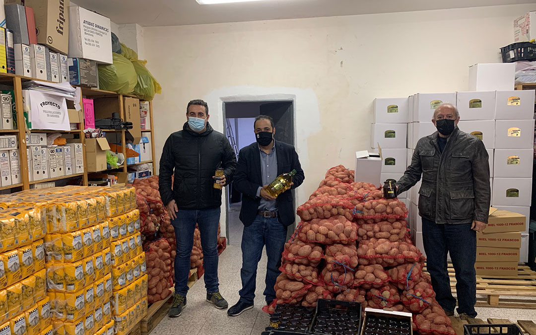 Roche, Amador y Villanueva este viernes en el almacén de Cruz Roja con los alimentos. / M. Q.