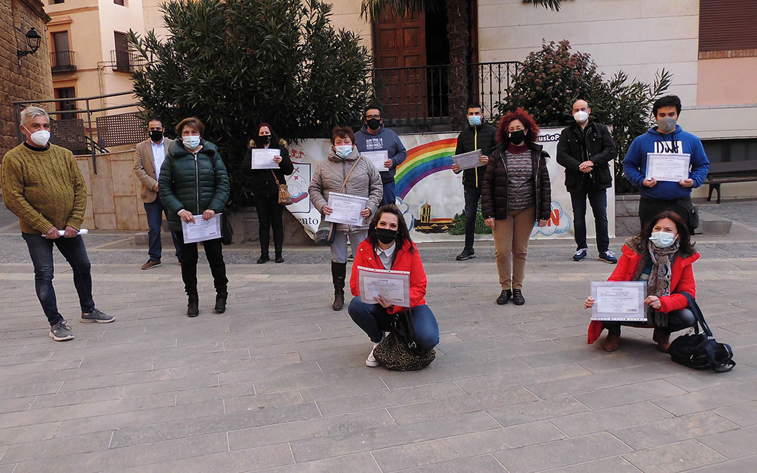 Los alumnos titulados en la plaza del Ayuntamiento. /AYTO. ANDORRA