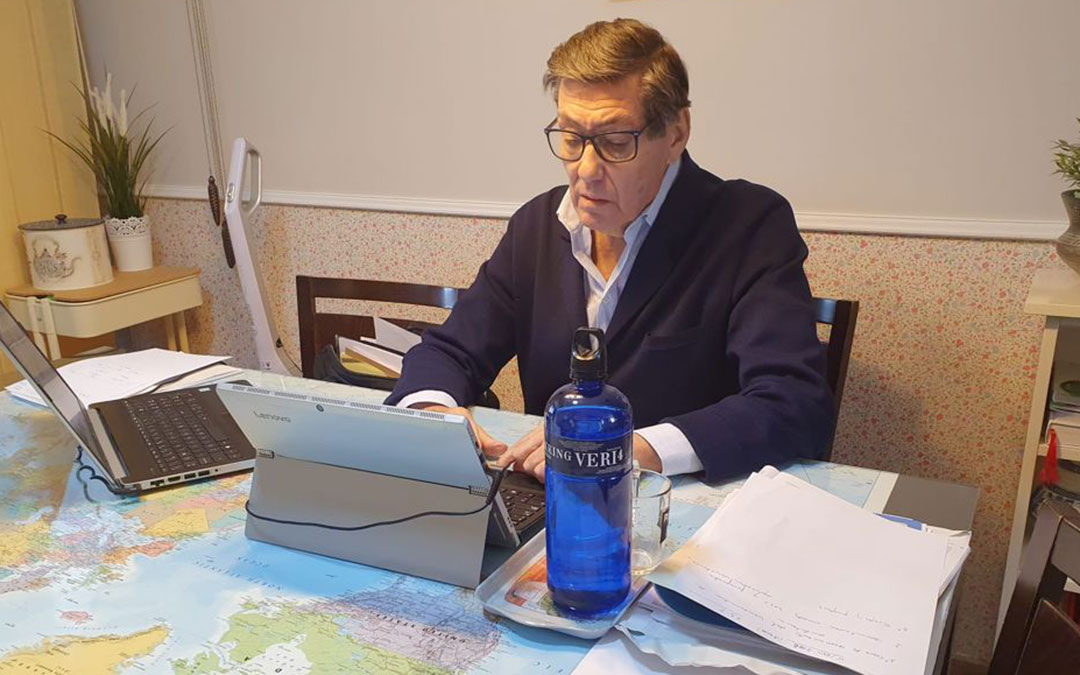 Arturo Aliaga trabajando desde su domicilio esta semana / DGA