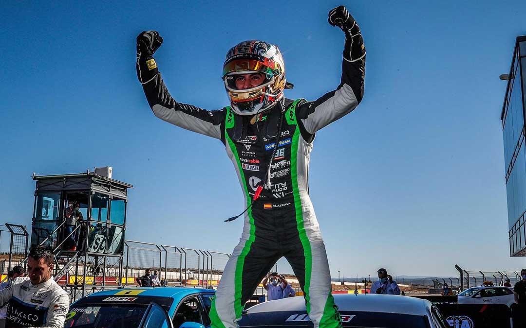 El piloto vasco Mikel Azcona celebrando el triunfo conseguido el pasado año en Motorland Aragón. Foto: Twitter TCR Series