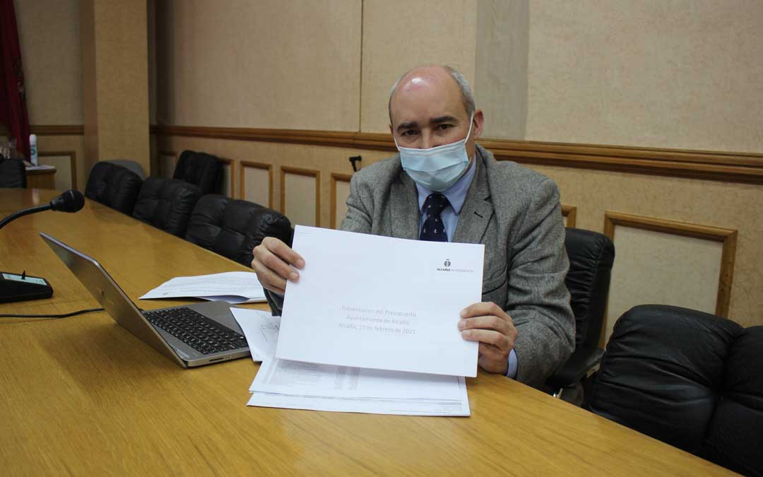 El teniente alcalde y responsable de Hacienda y Cuentas, Javier Baigorri, presentó este jueves el borrador del presupuesto de 2021 / L. Castel