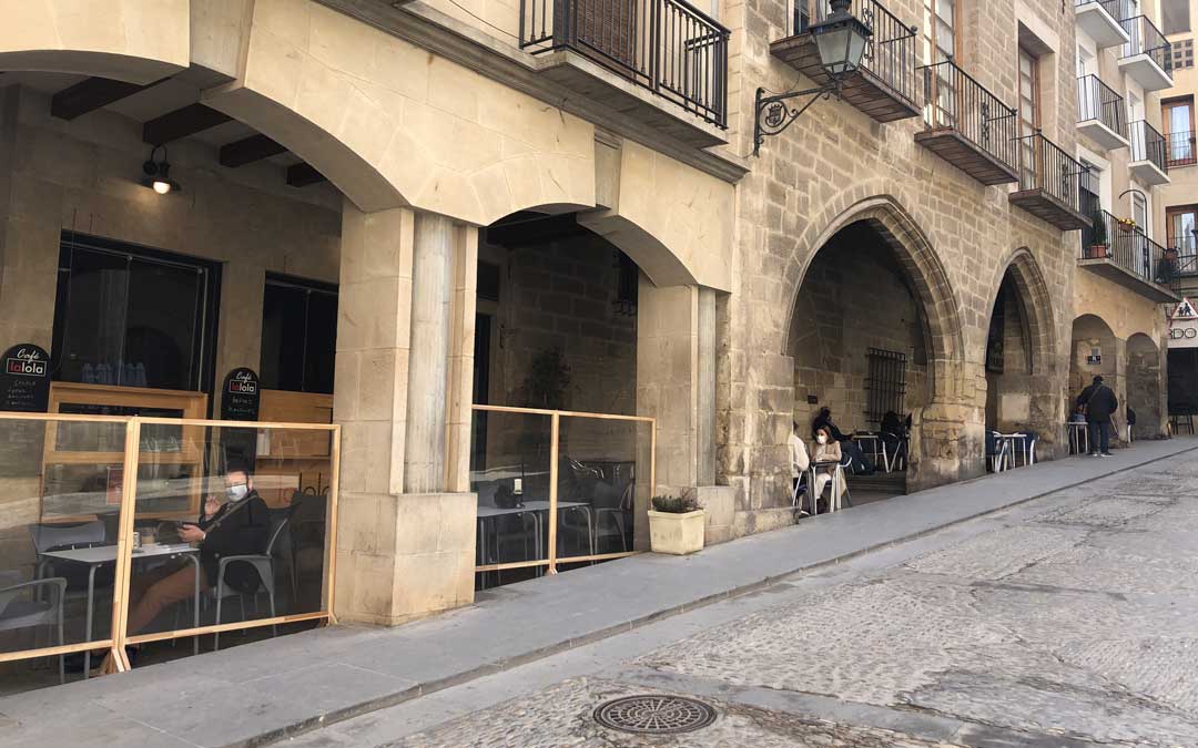 Zona de terrazas de la plaza España de Alcañiz este jueves / L.C.