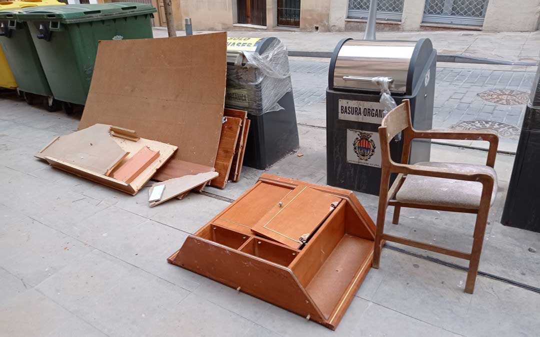 Muebles tirados junto a los contenedores de la calle Mayor esta misma semana / B. A.