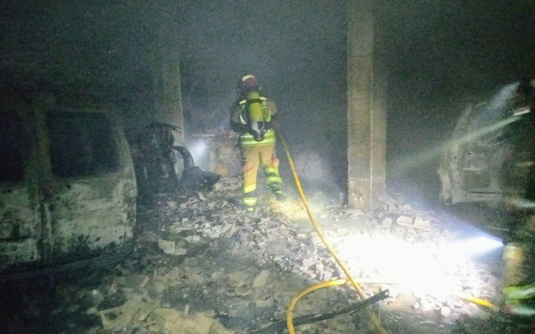 Bomberos de la DPT de Alcañiz trabajando en el interior del garaje. Foto: Bomberos DPT