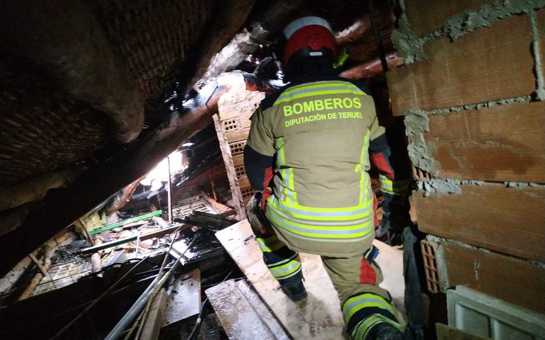 Bomberos de la Diputación de Teruel han intervenido este domingo en un incendio que se ha producido en una casa habitada en Calaceite / DPT