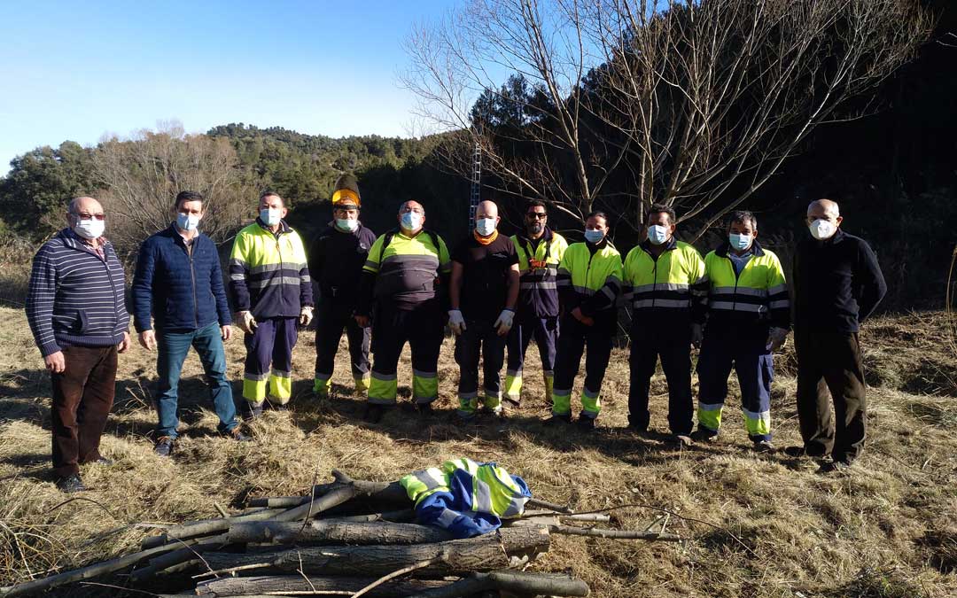 Foto de familia de la brigada comarcal con las autoridades comarcales y municipales en La Cerollera. / Comarca Bajo Aragón