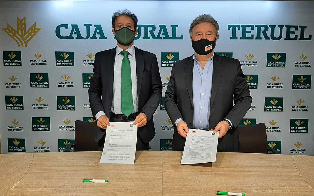 Juan Mangas, Jefe de Zona del Alto Teruel de Caja Rural, y José María Merino, Presidente de la Comarca de Cuencas Mineras./ Caja Rural de Teruel