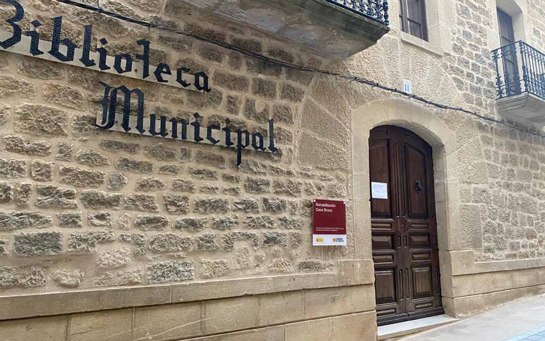 Instalaciones municipales como la Biblioteca Pública de Calaceite, permanence clausuradas ante el brote de covid-19. L. C.