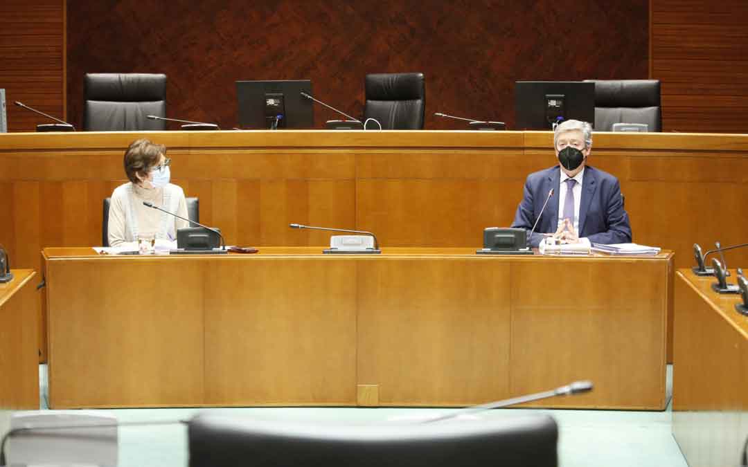 Rosa Montolío y Alfonso Peña este lunes en las Cortes. / CORTES DE ARAGÓN